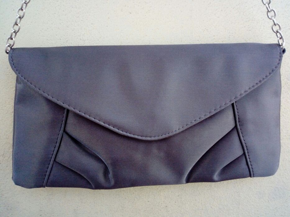 Satynowa kopertówka Accessorize