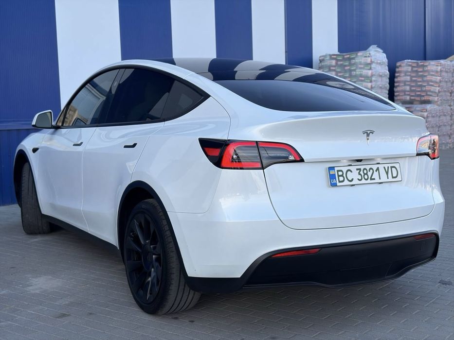 Tesla Model Y 2024 року