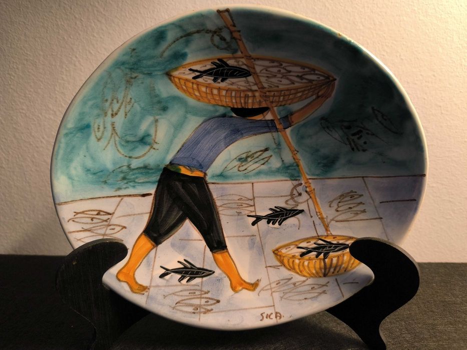 Prato/tijela em cerâmica representando um pescador, da fábrica italiana SICA (Società Italiana Cerâmica Artística), fundada em 1946