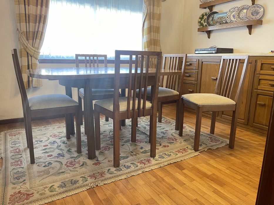 Mesa de jantar extensivel em madeira e 6 cadeiras com estofo