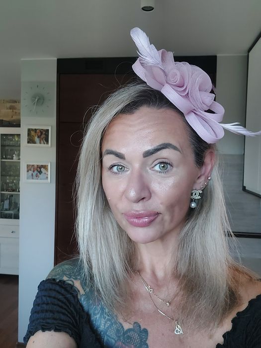 Fascynator ozdoba na głowę na spince Kolor pudrowy brudny róż
