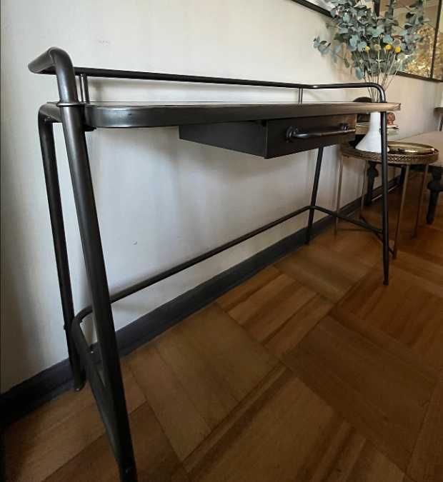 Consola Industrial em Metal com Gaveta – Estilo Moderno e Minimalista