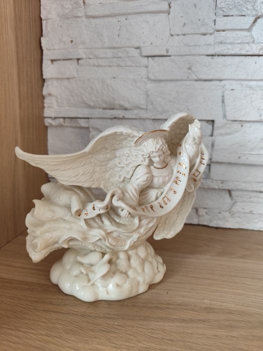 Anioł stróż z porcelany