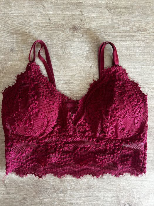 Koronkowy biustonosz w kolorze burgundowym