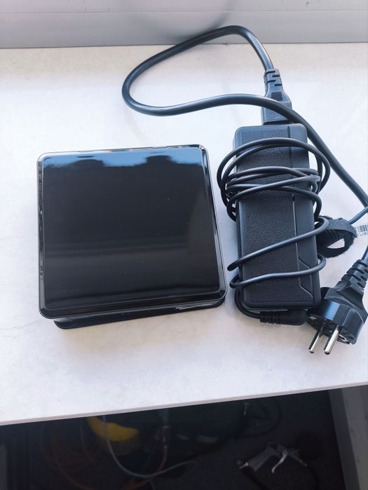 Intel NUC i3-8109U/8GB/120  Windows 11 Pro