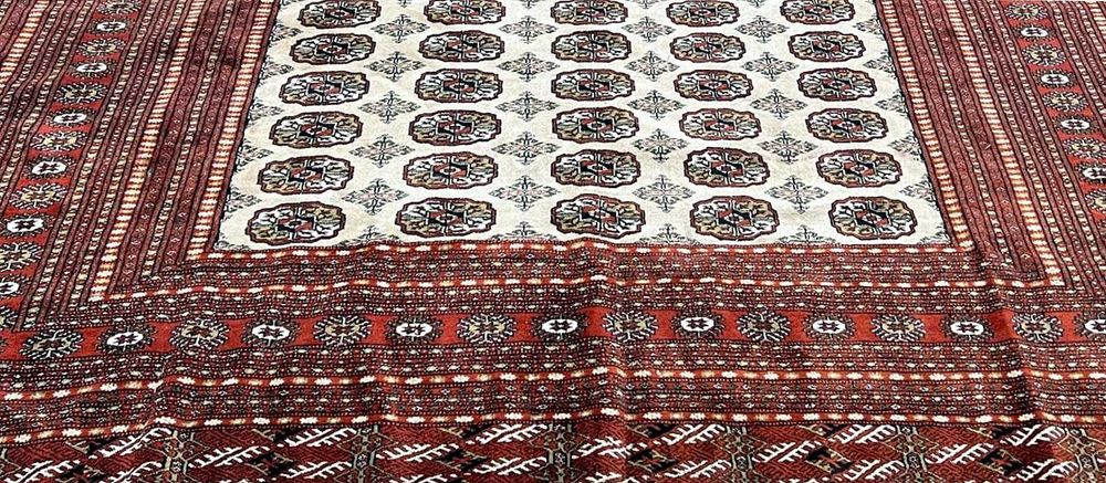 Tapete BUCHARA Afegão, elaborado manualmente com lã sobre algodão e com 330cm x 230cm