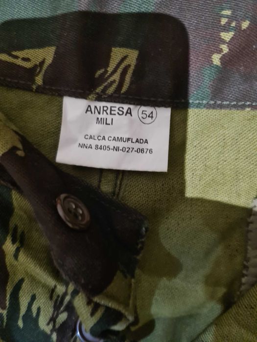 Calças camufladas em bom estado
