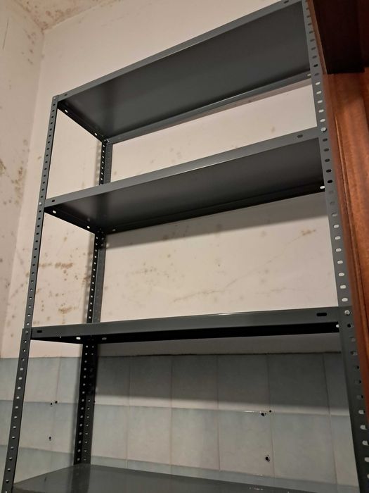 Estante metálica de cor cinza, com 7 prateleiras
