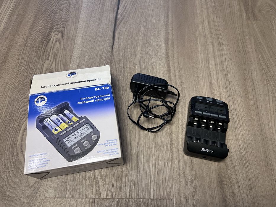 Зарядний пристрій LaCrosse BC-700