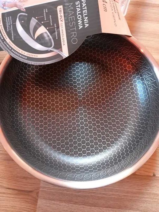 Nowa nieprzywierająca patelnia stalowa 24 cm