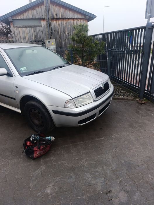 Бампер решітка Шкода Октавія тур оригінал капот