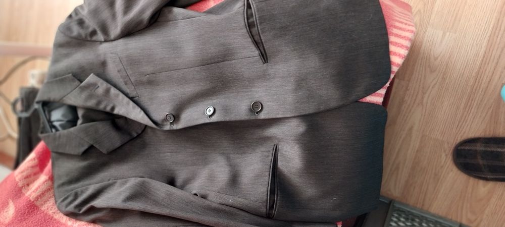 Fato completo pouco uso cinza tamanho 48 da Armani