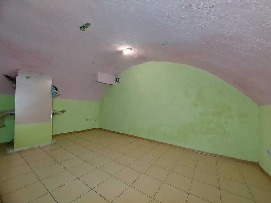 Продається приміщення комерційного призначення...