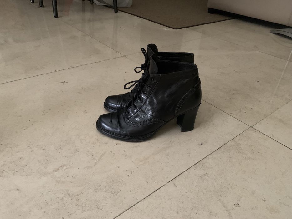 Botas / botins pretos de pele n 39 c/ salto médio