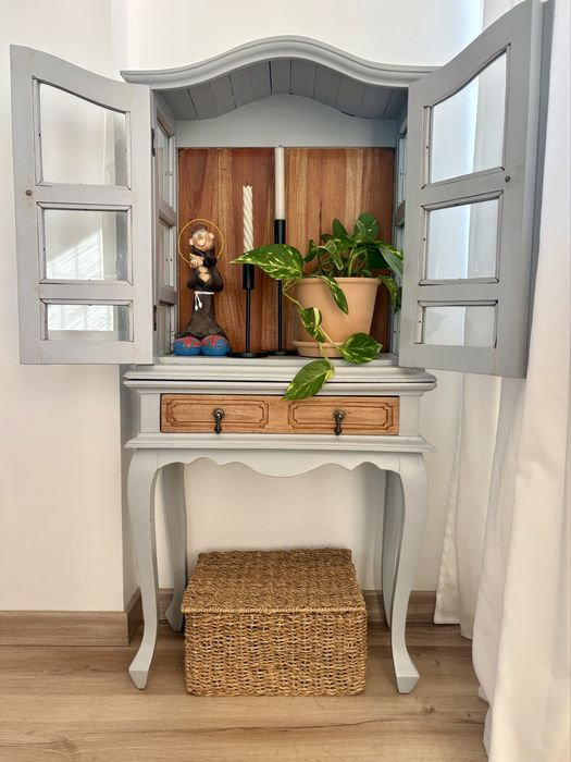 Móvel Antigo com Vitrine Totalmente Restaurado e Tratado
