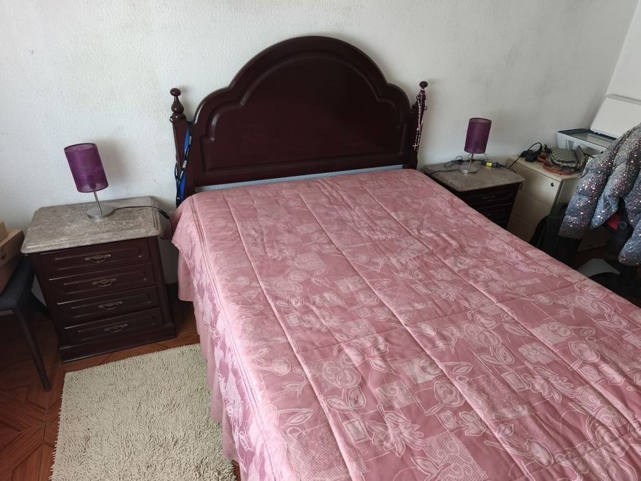 Vendo quarto com uma cama de casal 2 mesinhas  de cabeceira ,uma cômoda