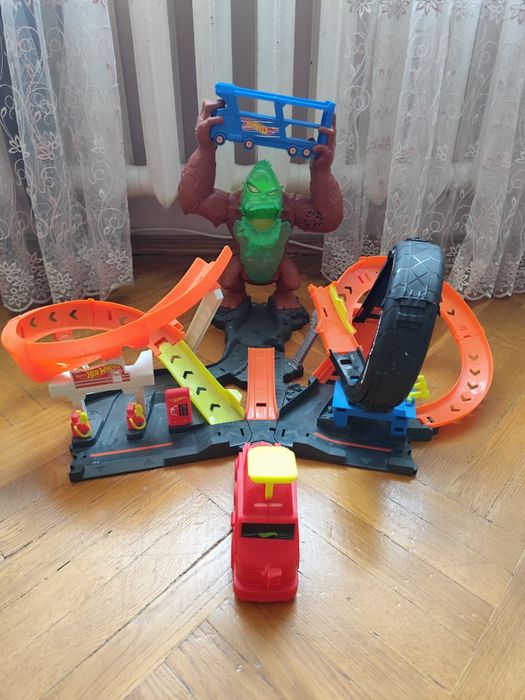 Трек Хот Вілс горила