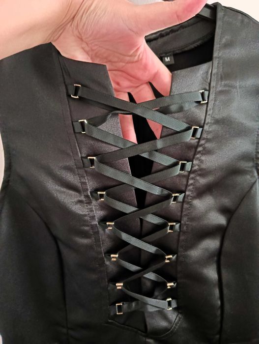 Vestido Preto Assimétrico com Busto Estilo Corpete – Tamanho M
