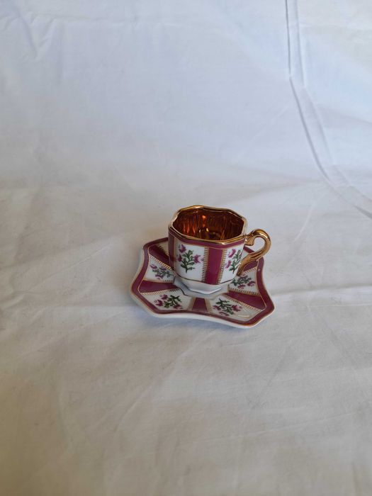 Conjunto chávena e pires antigo de porcelana