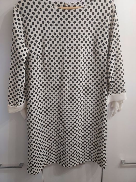 Ładna sukienka w grochy