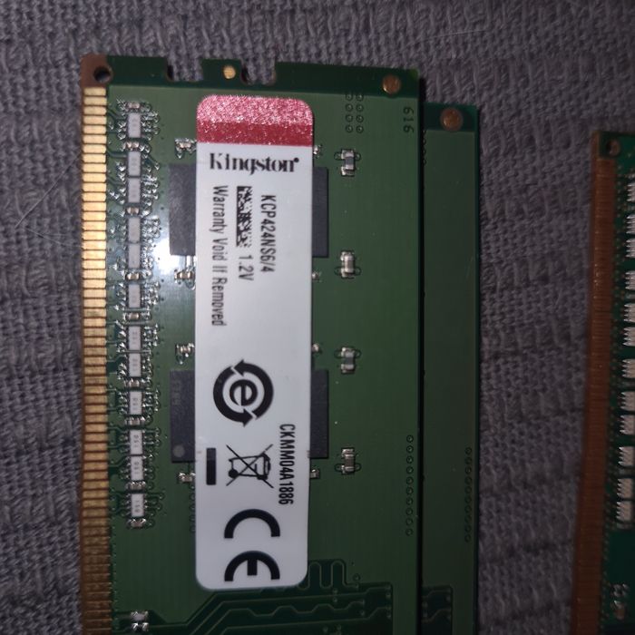 Kości pamięci DDR 4, 2 x 8 GB.