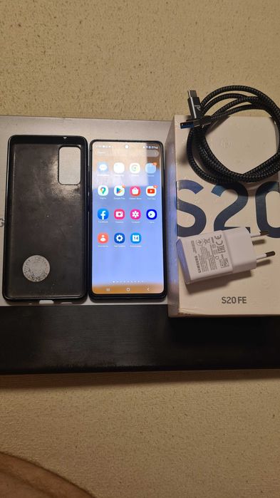Samsung S20FE в хорошем состоянии