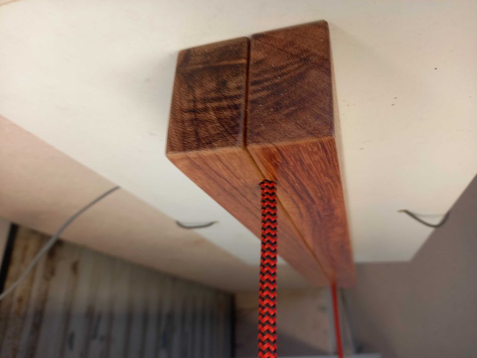 Candeeiro de teto a leds de madeira exótica.