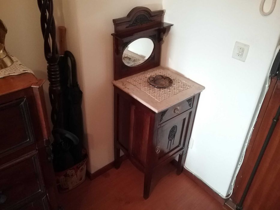 Mesa de cabeceira antiga e cadeiroes