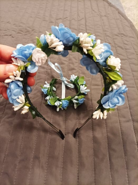 Opaska wianek i bransoletka kwiaty niebiesko białe