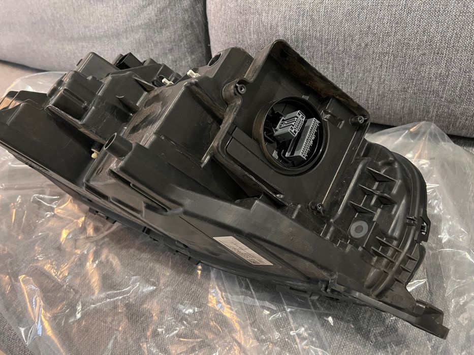 Reflektor przedni PRAWY Volvo XC90 2020 – Full