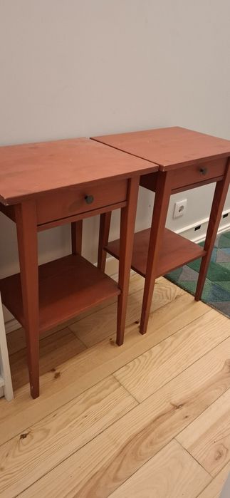 Duas mesas de cabeceira ikea