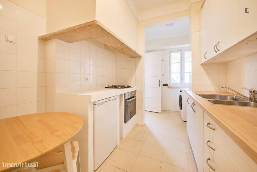 Quarto - localizado em Arroios Lisbon