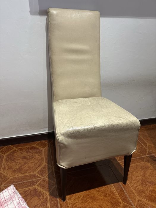 Vendo mesa de jantar + 8 cadeiras
