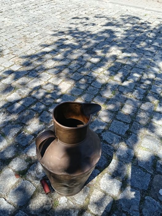 Recepiente antigo em latão