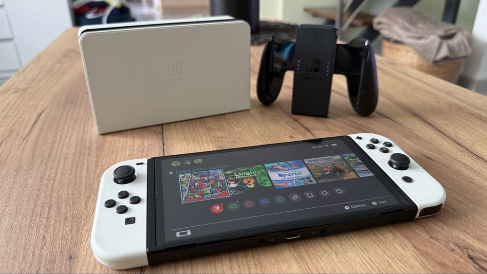 Konsola Nintendo Switch OLED + etui + gra w super stanie!