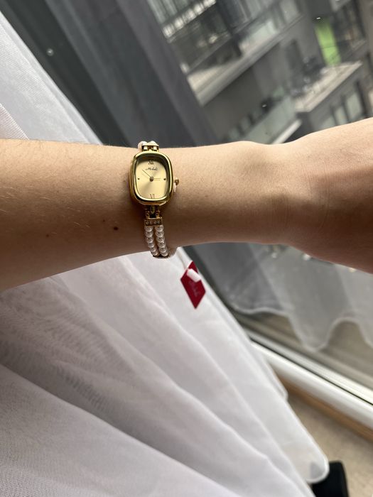 Золотий годинник з перлами