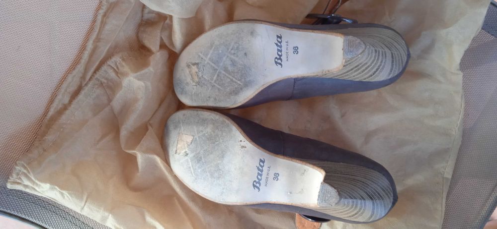 Sapatos de salto alto cunha castanhos como novos