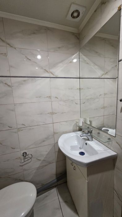 Продам дешеву гостинку біля метро ХТЗ - повний фарш.