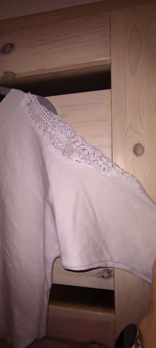 Biały sweter z ozdobnymi ramionami r.L