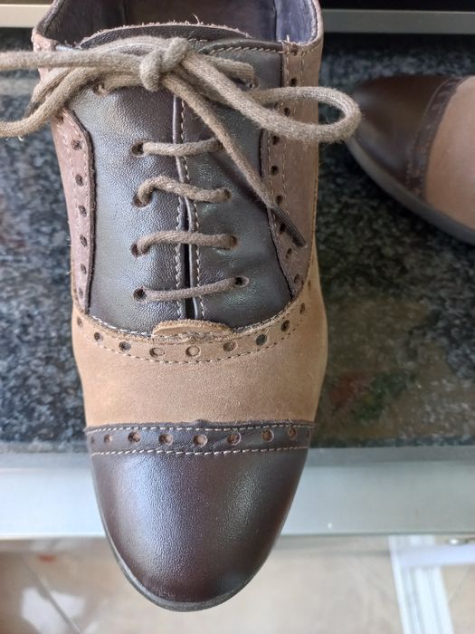 Sapatos em pele castanhos