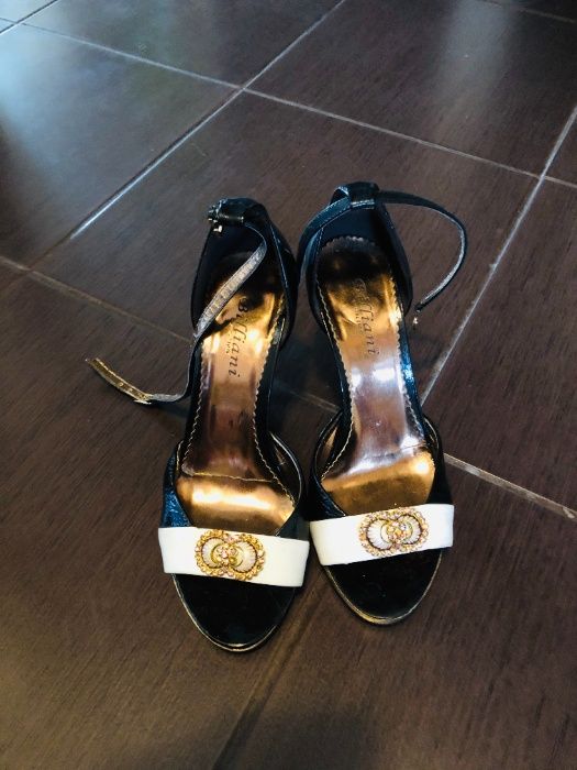 Босоніжки нарядні, каблук - рюмочка