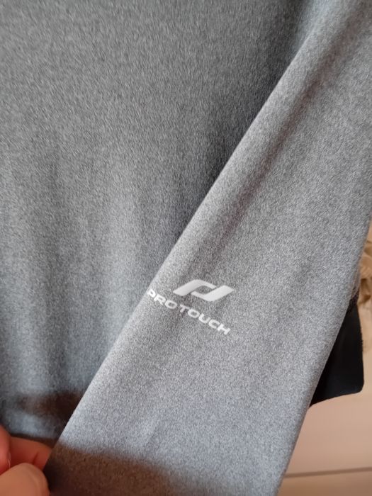 Bluza sportowa marki Pro Touch z kapturem i kominem