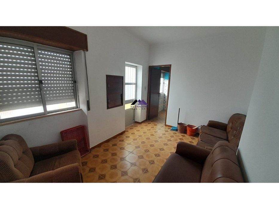 Casa Térrea para Recuperar nas Hortas com Grande Potencial