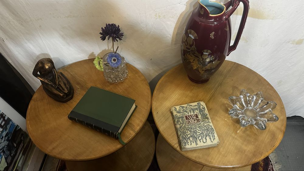Par de Mesas de Apoio Art Déco em Madeira Maciça