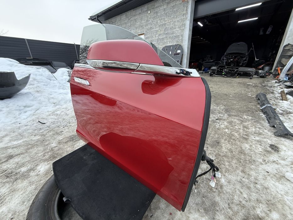 Двері передні праві Tesla model S Тесла модель C  червоні.