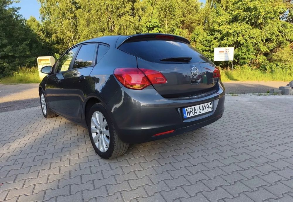 Opel Astra J 2011