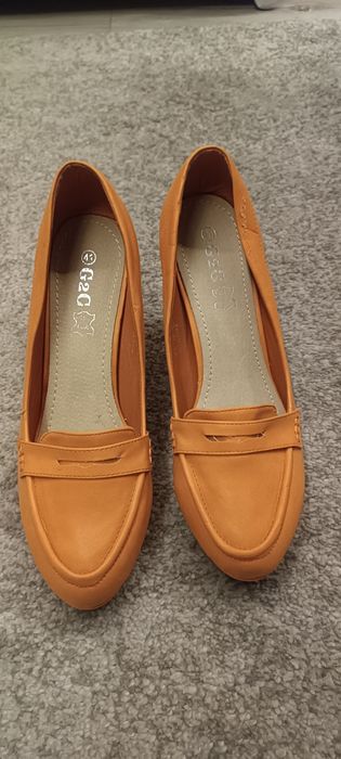 Buty pomarańczowe na obcasie