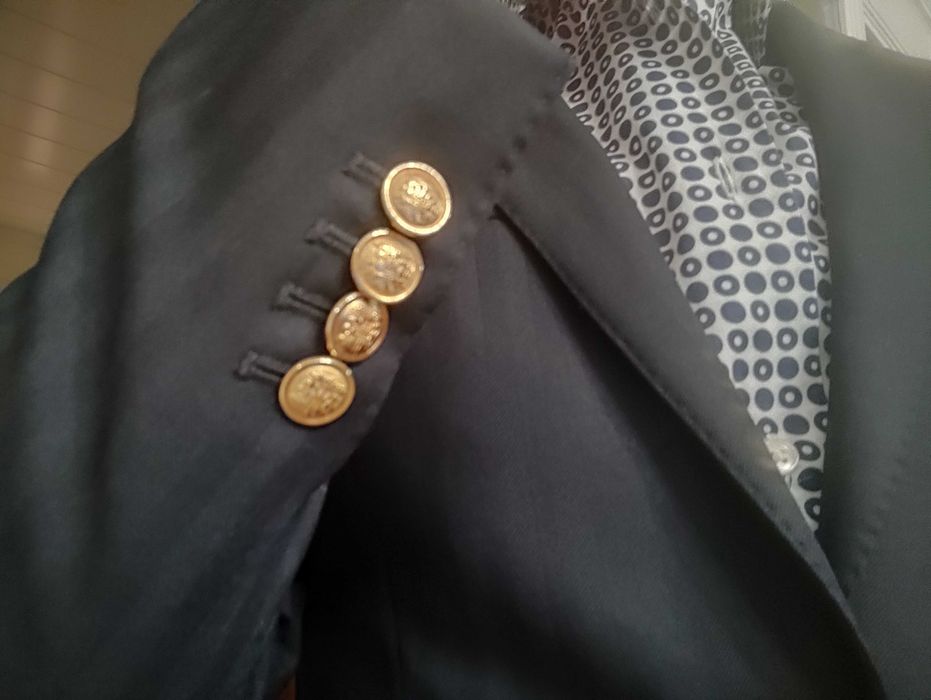 Blazer espinhado azul escuro botões dourados forro vermelho. Oficina Mustra. Luxo