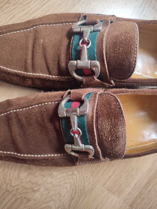Sapatos em camurça com bridão dourado