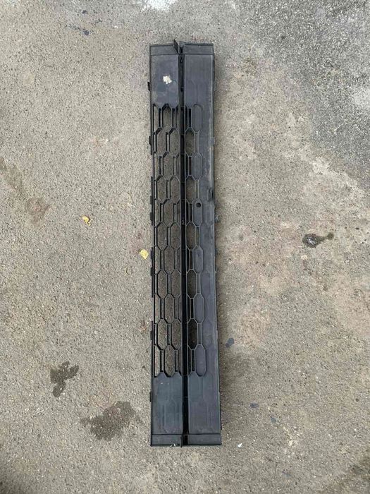 решітка  переднього бампера  Skoda Octawia 2018 б\у оригінал